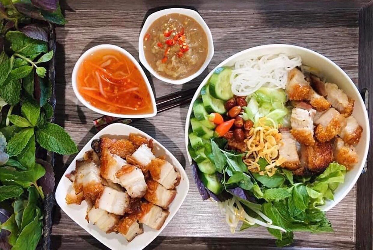 Roast pork belly vermicelli bowl and fresh herbs - our customer’s favourite bowl. Full of fresh ingredient.

Please order via Hanoi Rose's website at https://orders.hanoirose.com.au/ for pickup or UberEats, DoorDash and Deliveroo@for delivery.

#vietnamesefood #vietnamesecuisine #vietnameserestaurant #crispyporkbelly #freshherbs #vermicellibowl #glutenfree #newdish #hanoirose #foodforfoodies #melbourne #australia